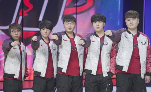 而詹姆斯在 而詹姆斯在